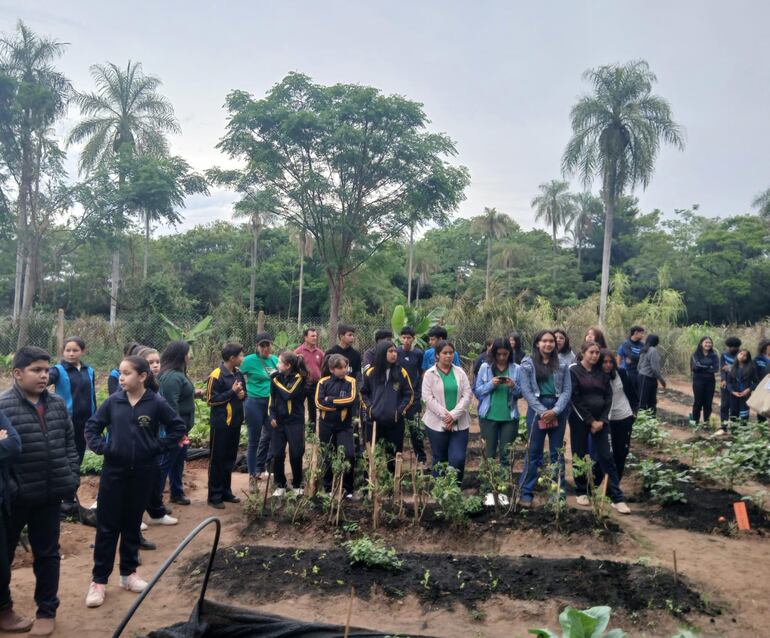 En la escuel Virgen del Carmen se tuvo la presencia de padres, docentes, alumnos y autoridades.