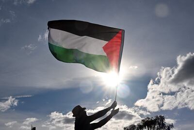 Un manifestante con una bandera palestina durante una protesta contra la guerra en Gaza, la semana pasada en Canberra, Australia.