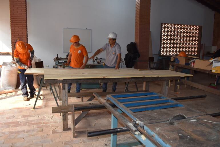 En la sección de carpintería también el trabajo es intenso en la escuela.