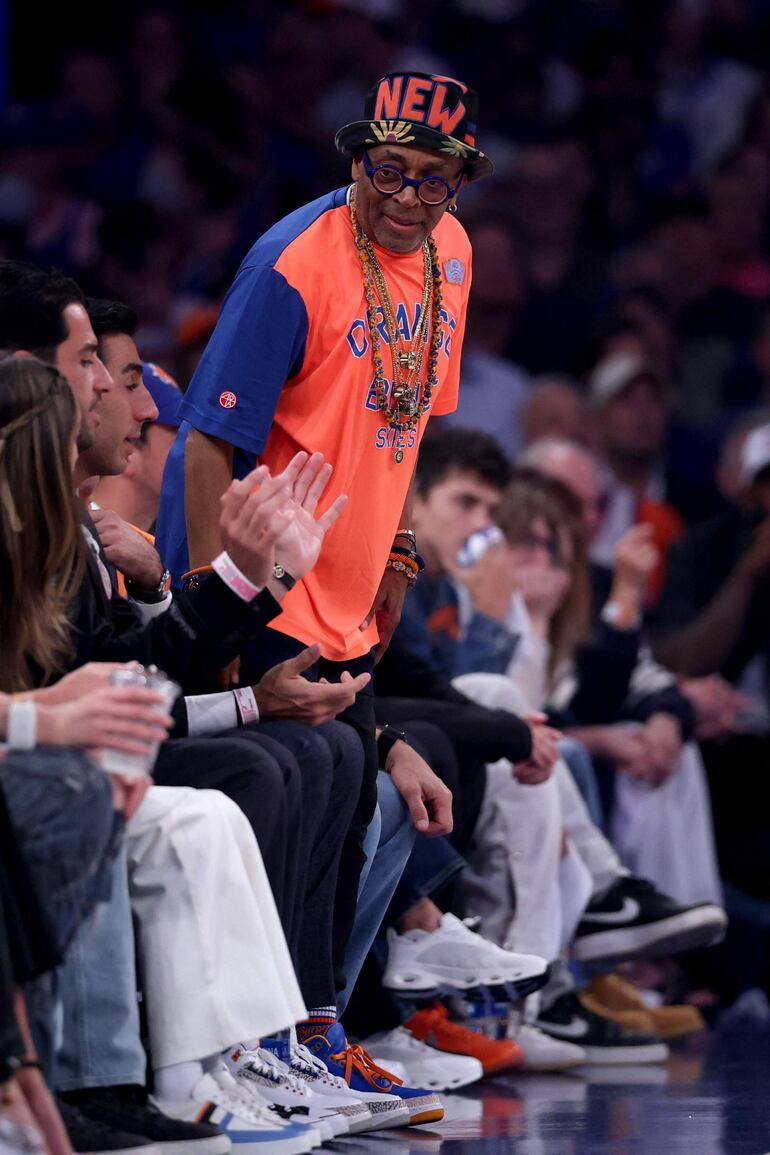 Spike Lee fue otro famoso que asistió al cuarto partido de las Finales de la NBA de 2026 entre los San Antonio Spurs y los New York Knicks en el Madison Square Garden. (Al Bello/Getty Images/AFP)
