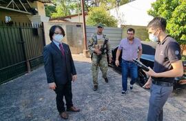 El fiscal Deny Yoon Pak y el acusado Alberto Koube Ayala, durante uno de los allanamientos del operativo A Ultranza, en 2022.