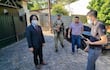 El fiscal Deny Yoon Pak y el acusado Alberto Koube Ayala, durante uno de los allanamientos del operativo A Ultranza, en 2022.
