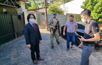 El fiscal Deny Yoon Pak y el acusado Alberto Koube Ayala, durante uno de los allanamientos del operativo A Ultranza, en 2022.