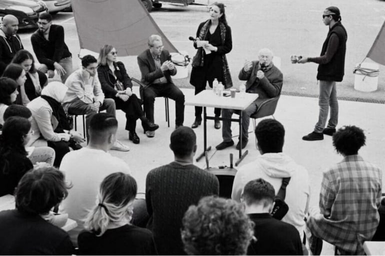 Edgar Morin en 2022 charlando con estudiantes de arquitectura en Montpellier. Foto: Alexandra González.