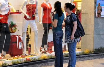 Las festividades de fin de año contribuyeron con el repunte de las ventas en los comercios y servicios principalmente, según reporte de Estimador de Negocios del BCP.