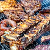 La tira de costilla es uno de los cortes favoritos para tirar a la parrilla y ahora escasea.