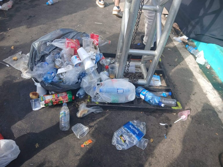 Las festividades marianas también dejaron toneldas de basuras.