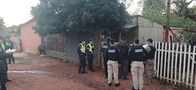 Agentes policiales allanan una vivienda en Pedro Juan Caballero.