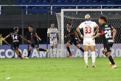 Los jugadores de Palestino celebran un gol en el partido ante Nacional por la Fase 3 de la Copa Libertadores 2024 en el estadio Defensores del Chaco, en Asunción.