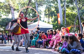 La propuesta invita a revivir los valores del juego y el disfrute en familia al aire libre.
