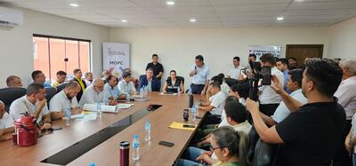 Esta imagen corresponde a la reunión realizada en Santaní  en la subsede de la Gobernación con las ministras de Salud y Obras Públicas