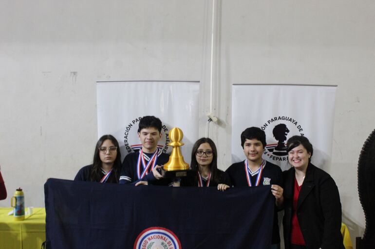 Elenco del Colegio Presidente Franco, ganador de la categoría Juvenil.