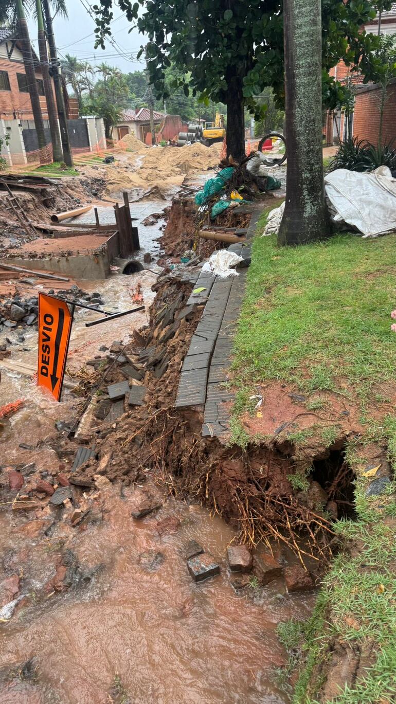 Veredas destruidas por la fuerza del agua sobre Capitán Patricio Maciel y Presbítero Román. 
