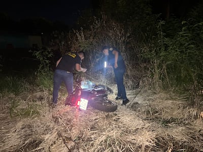 La moto hurtada fue abandonada entre un matorral.