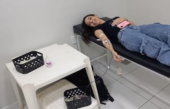Estudiante universitaria dona sangre durante una jornada realizada en Pedro Juan Caballero.