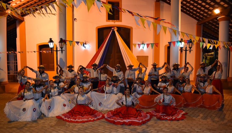El elenco artístico La Norteña, dirigido por el profesor Osvaldo Carmona ofrendó a San Pedro Apóstol con despliegue de talento en el festival