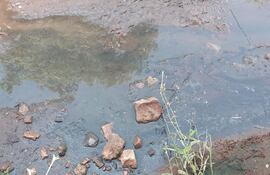 Cloaca que sale a la calle y no se soluciona el problema, aunque los reclamos son constantes.