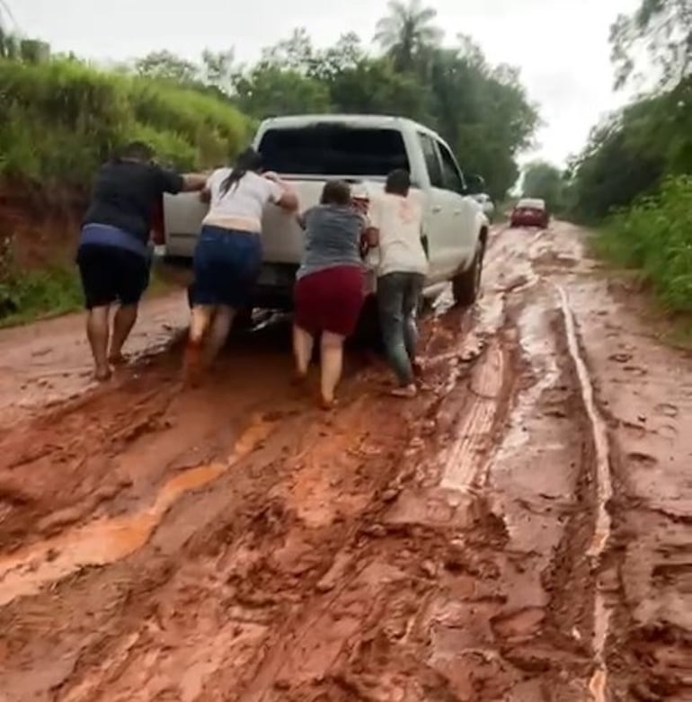 Video: tras lluvia, las ciudades de Borja y Mbuyapey quedan otra vez aisladas