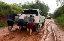 Pobladores de Borja y Mbuyapey nuevamente quedaron atascados en el barro.