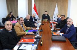 De izquierda a derecha: el Dr. César Ruffinelli, el senador Édgar López, el ministro de la Corte Luis María Benítez Riera, el vicepresidente Dr. Gustavo Miranda, el titular del órgano, Dr. Gerardo Bobadilla, la Dra. Alicia Pucheta, el diputado Édgar Olmedo, y el Dr. Enrique Berni.