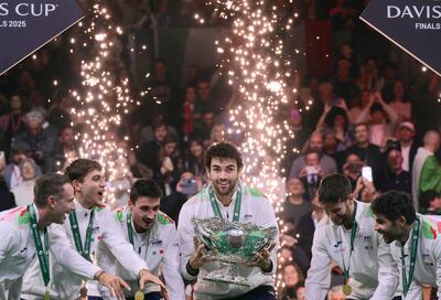 Matteo Berrettini, con la Ensaladera de Plata, ganada por Italia por tercer año consecutivo.
