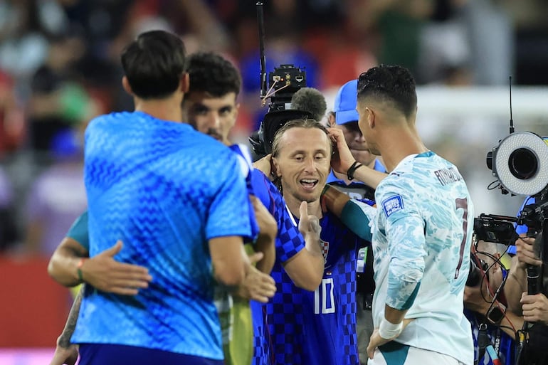 Cristiano Ronaldo (d) de Portugal saluda a Luka Modric (c) de Croacia este jueves, al final de un partido del Mundial de la FIFA 2026 entre Portugal y Croacia en el estadio BMO en Toronto (Canadá).