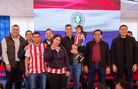 El presidente Santiago Peña y el ministro Tadeo Rojas utilizan recursos estatales para posicionar candidaturas cartistas en Areguá, Luque y Guarambaré.