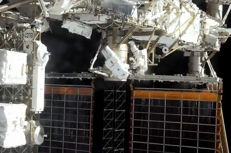 Fotografía divulgada por la NASA que muestra a los astronautas Jessica Meir y Chris Williams instalando un kit de modificación de paneles solares fuera de la Estación Espacial Internacional (EEI) este miércoles, durante la la 94.ª caminata espacial de los Estados Unidos asociada con la EEI. 