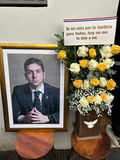 Imágenes del acto llevado a cabo hoy en el cementerio, en homenaje a Marcelo Pecci, a tres años de su homicidio. Sus amigos dieron lectura a una carta firmada por el fiscal asesinado.