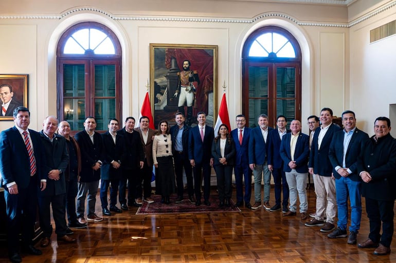 La "foto oficial" de la reunión del Presidente Santiago Peña con los gobernadores. Faltó el gobernador Ricardo Estigarribia (PLRA) de Central. Foto: Presidencia de la República.