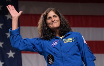 Fotografía fechada el 3 de agosto de 2018 cedida por la NASA que muestra a la astronauta estadounidense Sunita Williams saludando durante un evento en el Centro Espacial Johnson de la NASA en Houston, Texas (EE.UU.).