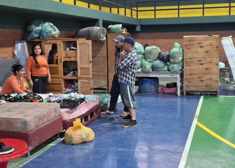 Familias afectadas por la crecida del Paraná permanecen en campamentos temporales.