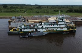 Militares de la Armada intervienen en la explosión fatal en un amarradero al otro lado de la Costanera Sur de Asunción.