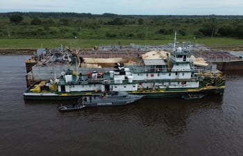 Militares de la Armada intervienen en la explosión fatal en un amarradero al otro lado de la Costanera Sur de Asunción.