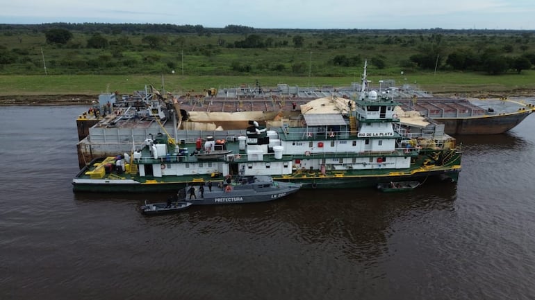 Militares de la Armada intervienen en la explosión fatal en un amarradero al otro lado de la Costanera Sur de Asunción.
