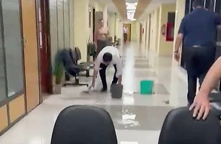El agua incluso llegó a la zona de  nuevos ascensores en el piso 1 de Diputados.