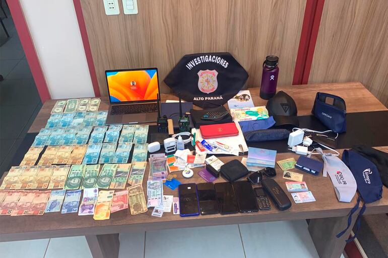 Los cuatro detenidos tenían cosas robadas en Brasil y Paraguay. Serían tortoleros. Se movilizaban en un furgón Toyota Hiace que fue incautado.