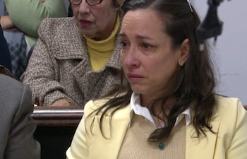 Margarita Irún con chaqueta amarilla llorando, mientras otra mujer mayor la observa con preocupación en un ambiente interior.