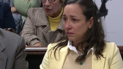 Margarita Irún con chaqueta amarilla llorando, mientras otra mujer mayor la observa con preocupación en un ambiente interior.