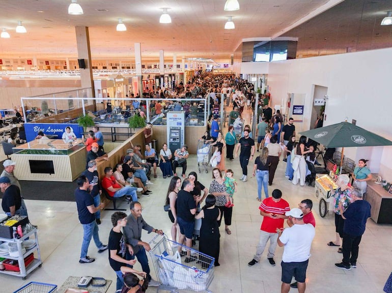 Varias personas en un centro comercial moderno de Pedro Juan Caballero.