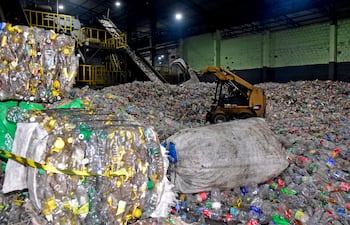 En Paraguay se establece una incorporación progresiva de polietileno tereftalato (PET) reciclado hasta alcanzar un mínimo del 40% en 2030.