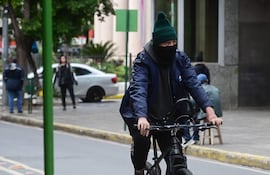Hombre abrigado en un día de frío en el centro de Asunción. (ARCHIVO)