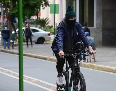 Hombre abrigado en un día de frío en el centro de Asunción. (ARCHIVO)