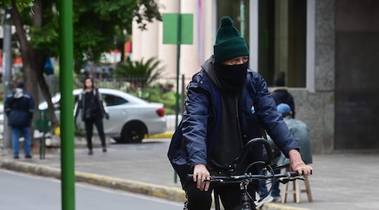 Hombre abrigado en un día de frío en el centro de Asunción. (ARCHIVO)