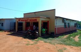 El local de la USF funciona en muy precarias condiciones y sin los equipamientos necesarios. Pobladores de este municipio, ubicado entre los departamentos de Canindeyú y San Pedro, reclaman al Ministerio de Salud la recategorización de una USF a un hospital distrital, además del equipamiento del local para poder mejorar la atención de los pacientes. También piden una mayor cantidad de personal de blanco y medicamentos. Lamentaron que en la zona sigan muriendo personas por la falta de una buena infraestructura.