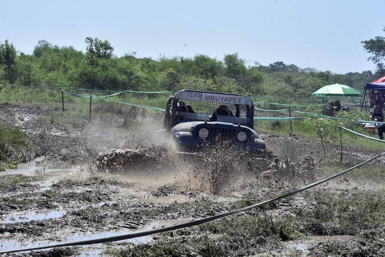 Luis y Adrián Espínola, con el siempre rendidor Jeep CJ7 #400 del Team Mbuyapey, fueron los ganadores de la jornada en la clase TT4N.