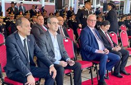 Emiliano Rolón Fernández (3° de a der.), fiscal general del Estado, participó ayer de un acto protocolar en la Academia de Policía, en Luque. A su derecha, el diputado cartista Yamil Esgaib (c), quien le amenazó en su momento, al asegurar que el cartismo lo destituiría cuando quiera.