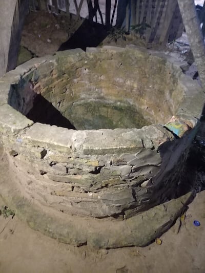 El pozo de unos 13 metros de profundidad en la cual cayó la víctima fatal.