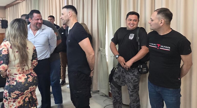 Ulises Quintana conversa con Cucho ante la atenta mirada de Marcelo Cabaña, al termino de la jornada de preliminar del caso Berilo, en este martes 17 de marzo.