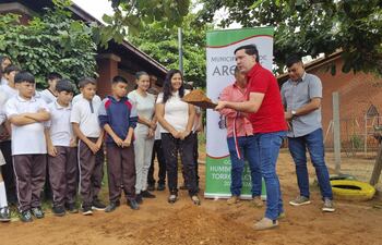 Pablo Ayala usa a niños y a obras municipales para hacer proselitismo.